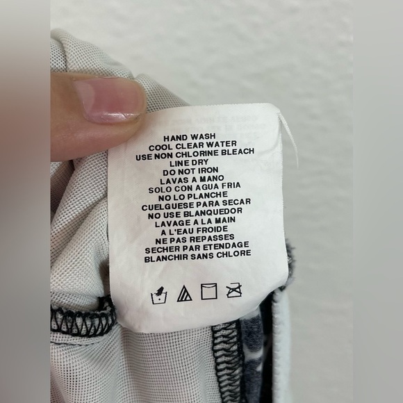 Miraclesuit Roswell Tankini Swim Top Black White Underwire Twist Front Women’s 8 - Picture 6 of 12